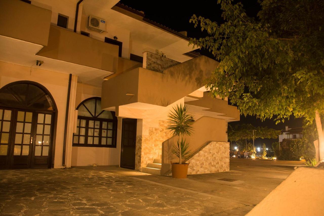 Palm Tree Apartments Psakoudia Buitenkant foto